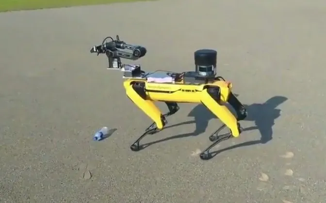 地面のペットボトルを見つけ、近づいていく回収ロボット