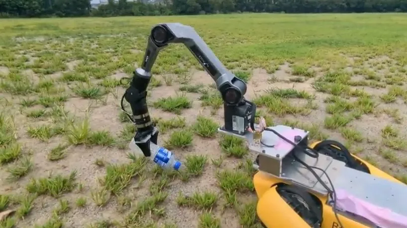 アームでペットボトルをつかむ回収ロボット