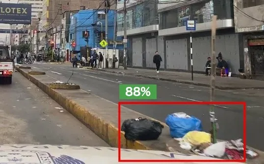 AIが車載スマートフォンの映像から路上のごみを検知し、枠で囲んだ画面
