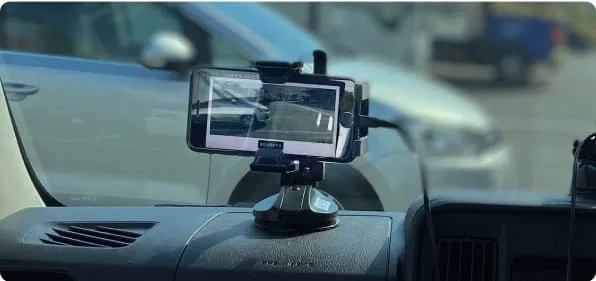 車に取り付けたスマートフォンで道路を撮影している様子