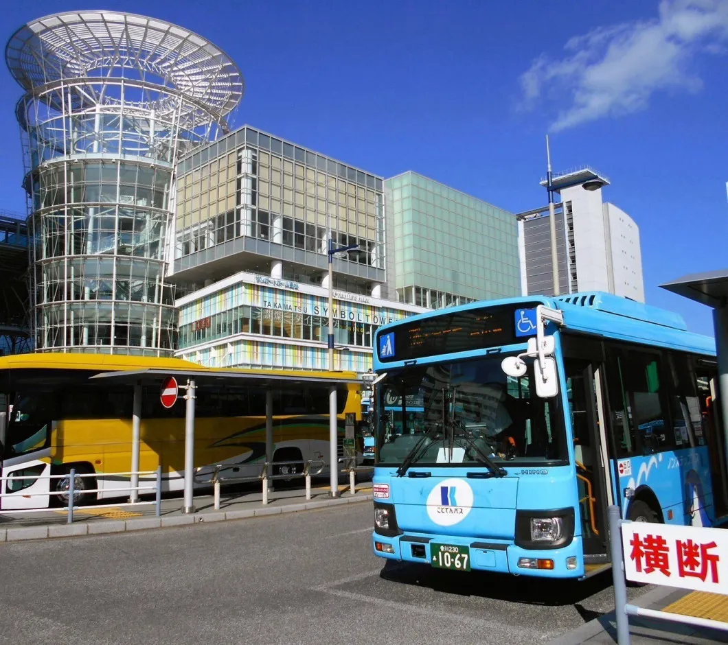 A Kotoden Bus route bus in front of Takamatsu Symbol Tower